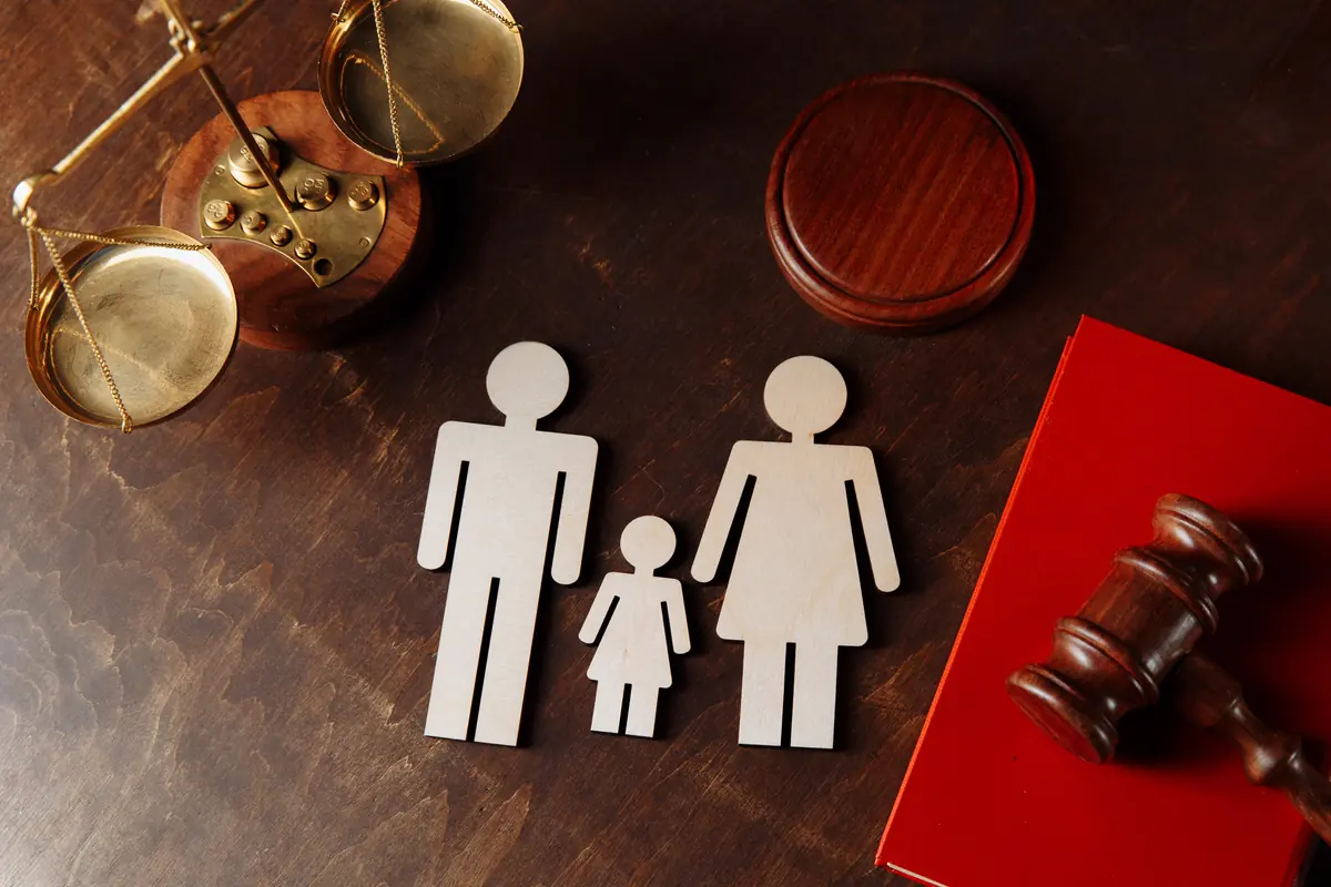 Família abraçada em um campo aberto