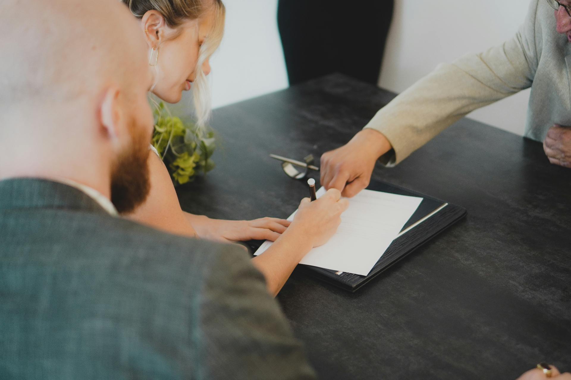 Atendimento de planejamento sucessório com cliente assinando documentos